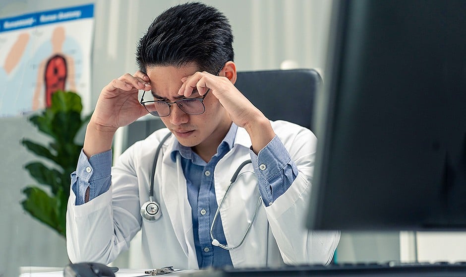 Un médico frente a un ordenador. 