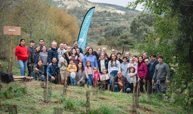 El equipo de MBA Surgical Empowerment en una reforestación