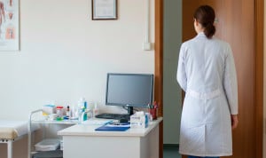 Una médica saliendo del consultorio