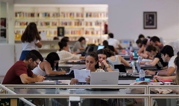 Los estudiantes de Medicina opinan si es posible sacarse la carrera de Medicina sin asistir a las aulas.