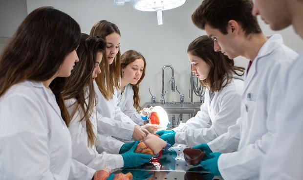 El grado de Medicina es uno de los seis que ocupa al cien por cien sus plazas de ingreso