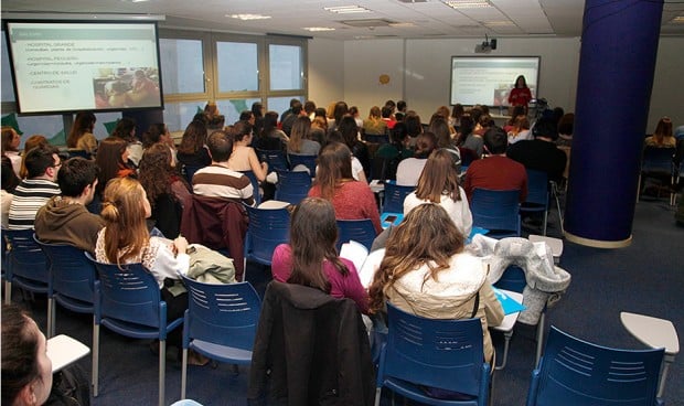 Medicina es la mejor carrera de España para encontrar empleo y un buen sueldo.