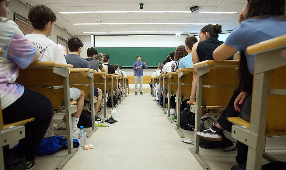 Aspirantes a cursar grados sanitarios, cuyas notas de corte medio son hasta cuatro puntos inferiores a la de Medicina