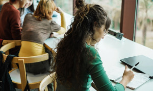 Estudiantes de Medicina en una biblioteca.