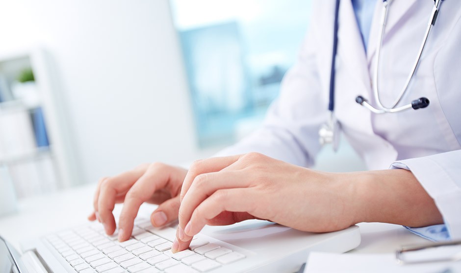 Un médico con 24 contratos en menos de 6 años: "No nos vamos, nos echan"