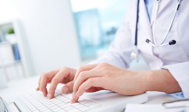 Un médico con 24 contratos en menos de 6 años: "No nos vamos, nos echan"