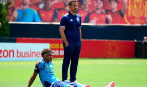 Claudio Vázquez y Lamine Yamal.