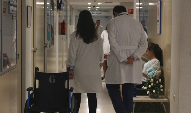 Médico y enfermera empatan como segunda profesión más 'ilusionante'