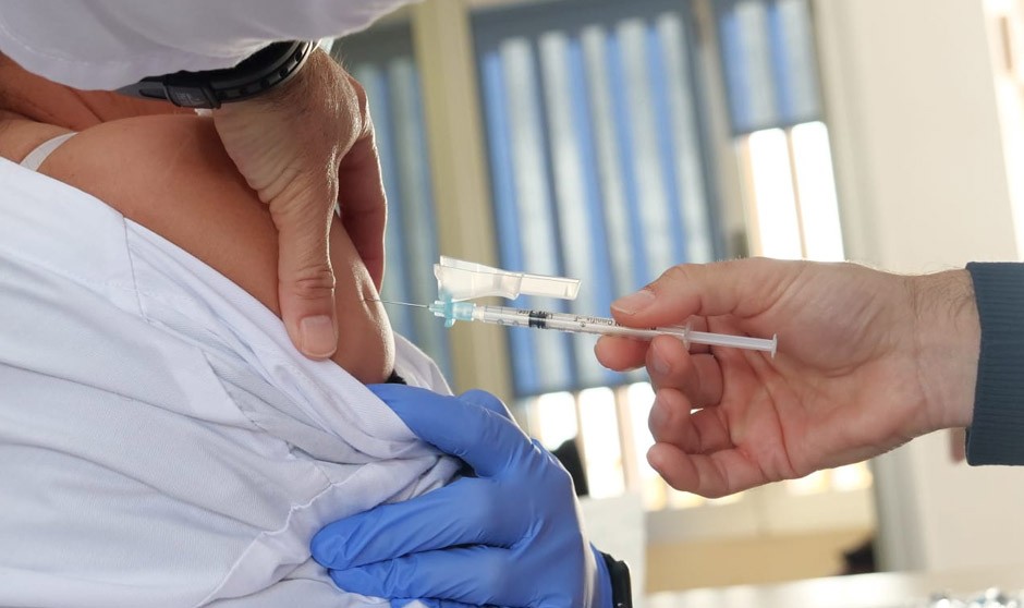 Médicos que rechazan la vacuna Covid | "Es incomprensible e irresponsable" 