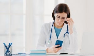 Médicos atados al móvil en Navidad: "Guardia localizada a toda la familia"