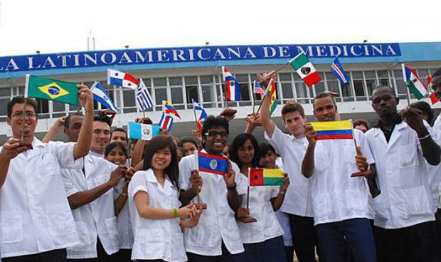 Casi 5.000 médicos extranjeros esperan homologación para trabajar en España
