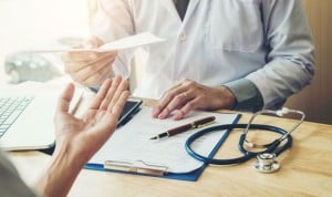 Médicos indignados: "No me digas que no soy obrero por cobrar 33.000€/año"