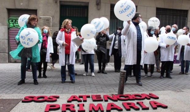 Médicos madrileños se concentran por la falta de personal en Primaria