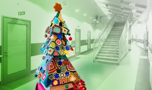 Árbol de Navidad hecho a mano por los pacientes de una residencia