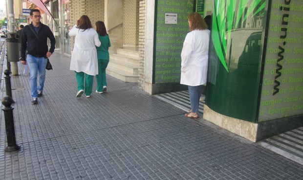 Médicos y enfermeros, a Fiscalía por salir del hospital con bata o pijama