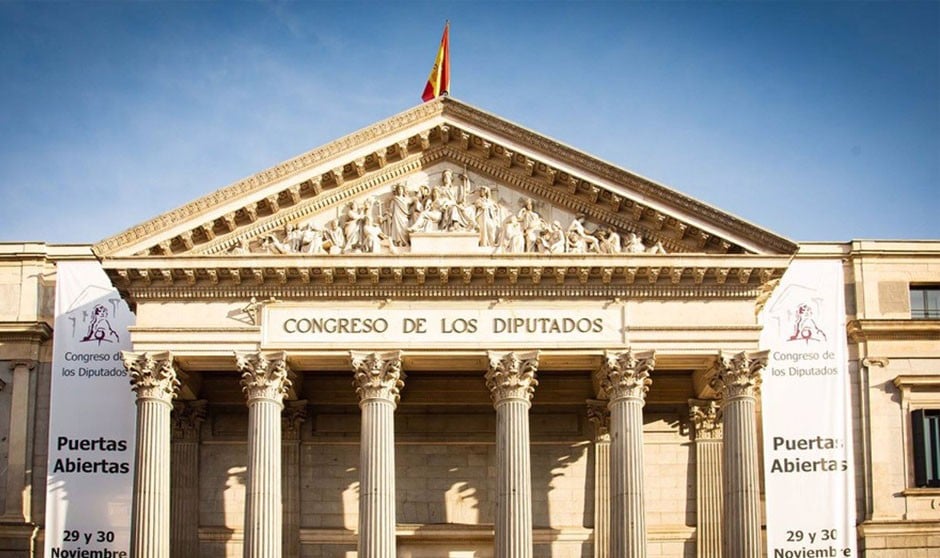 Médicos y políticos aparcan la polarización a puerta cerrada