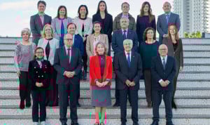 Un grupo de personas posan en una escalera a diferentes alturas