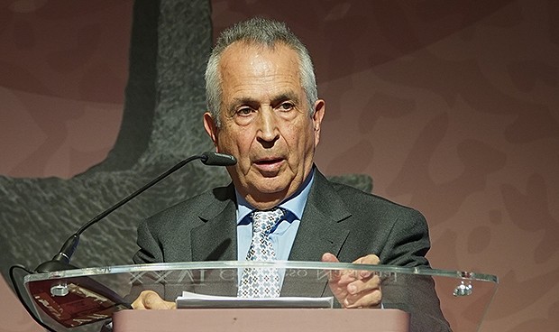 El Ministerio condecora a un histórico de la sanidad española