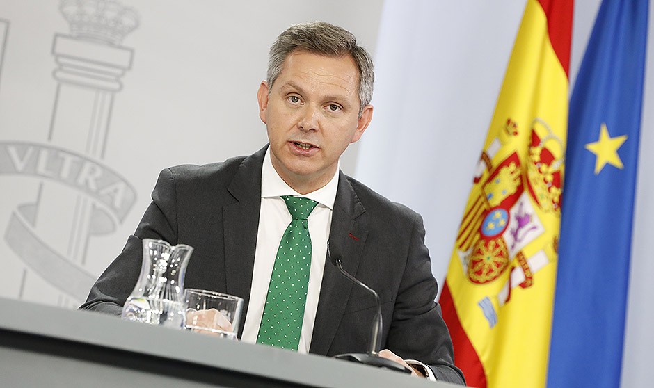 El ministro de Sanidad, José Manuel Miñones, comparece en rueda de prensa en Moncloa. 