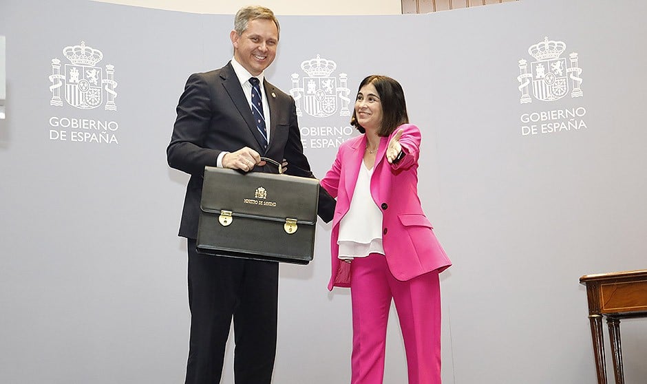  José Miñones recibe la cartera de Sanidad de manos de Carolina Darias.