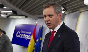 El ministro de Sanidad, José Manuel Miñones, tras una rueda de prensa en Moncloa. 