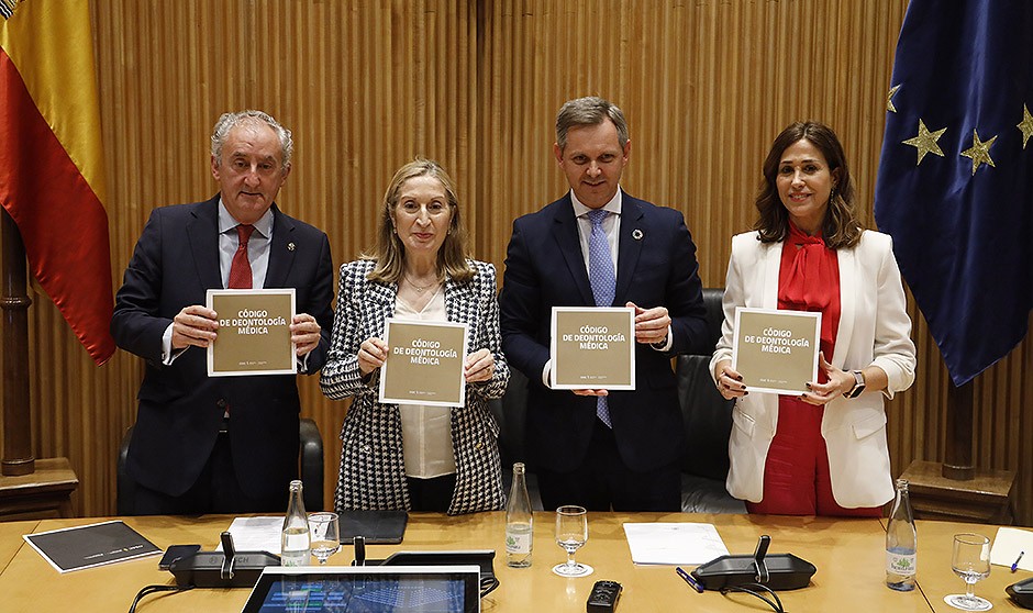 El ministro de Sanidad, José Manuel Miñones, preside la presentación del nuevo Código Deontológico de la profesión