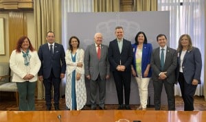 José Miñones, Silvia Calzón y Celia Gómez junto a Florentino Pérez Raya y el resto de la ejecutiva del CGE, por una reunión que han mantenido en el ministerio.