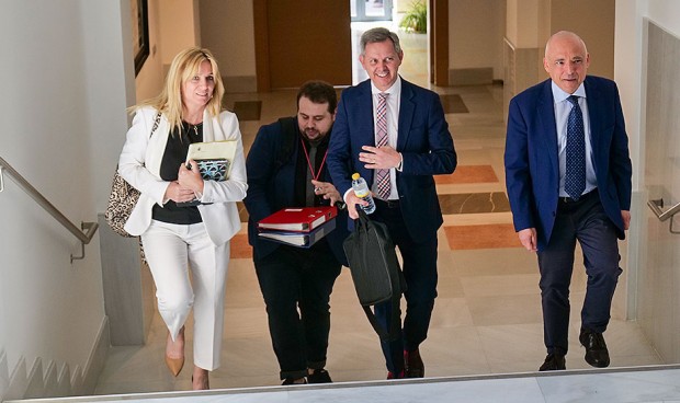 El ministro de Sanidad, José Manuel Miñones, a su llegada a la Comisión de Sanidad del Congreso. 