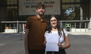 Gabriel Rodríguez y Cinthia García, médicos, harán juntos el MIR de Familia en Extremadura. 