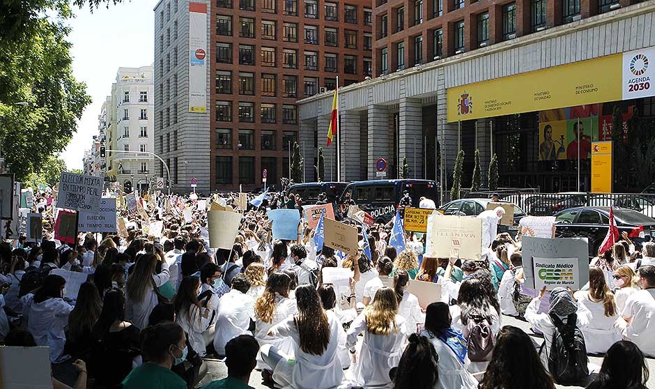 "Soy MIR; quiero elegir": los médicos claman contra la petición de plazas