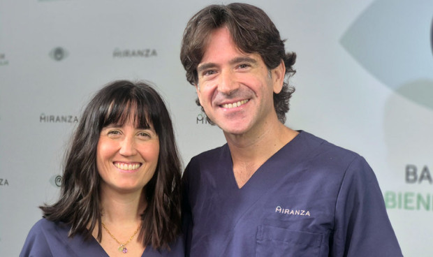 Los oftalmólogos Ioana Romero y Marco Sales.