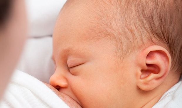 Mirar el móvil a la vez que se da el pecho perjudica el desarrollo del bebé