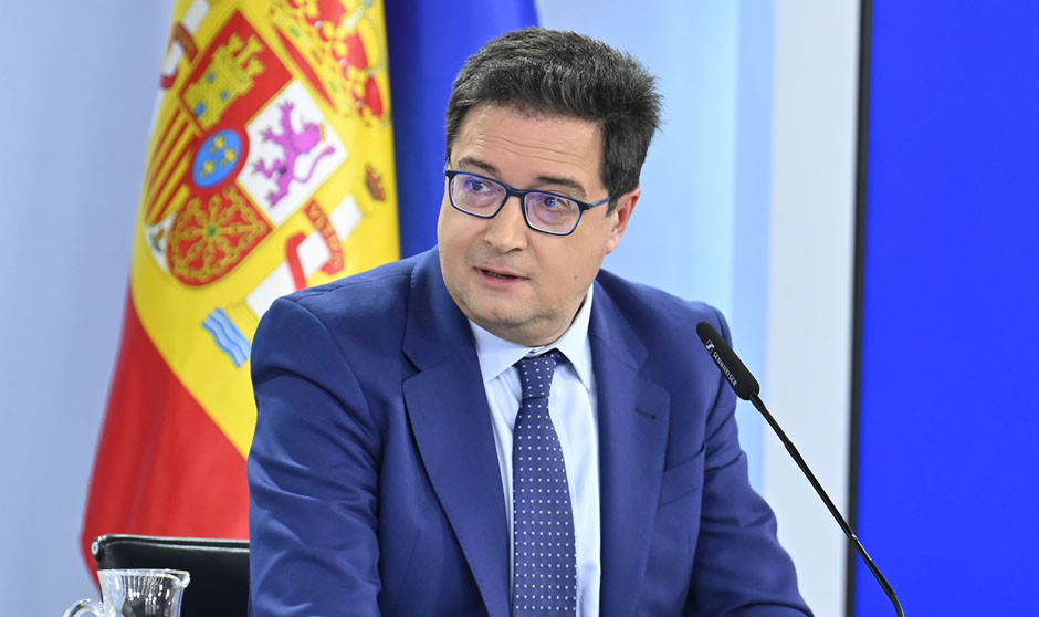 El ministro de Función Pública, Óscar López, detalla la subida salarial para la sanidad pública