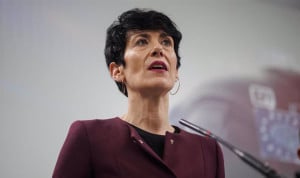 Elma Saiz, ministra de Seguridad Social, defiende el sistema de prestaciones para atender cáncer infantil