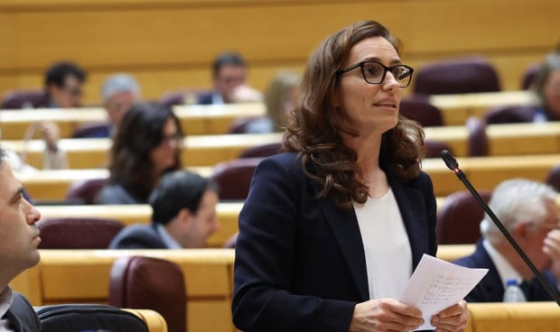 Mónica García defiende su sanidad universal: 