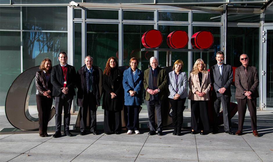 La ministra de Sanidad ha visitado la institución, elogiando su labor investigadora en prevención y mejora de la salud en nuestro país