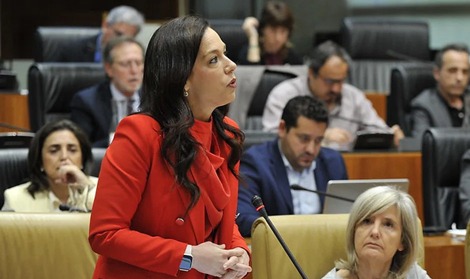 La consejera de Salud de Extremadura, Sara García Espada, explica en la Asamblea la renovación de altos cargos. 