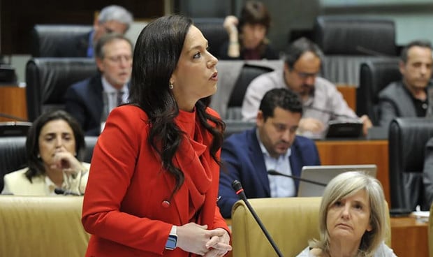 La consejera de Salud de Extremadura, Sara García Espada, explica en la Asamblea la renovación de altos cargos. 