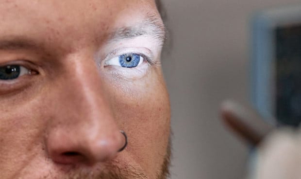 Exploración ocular con luz directa para detectar posibles anomalías visuales como moscas volantes o desprendimiento de retina.