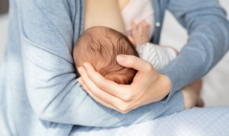 Movimientos clave para evitar recortes en las médicas que son madres