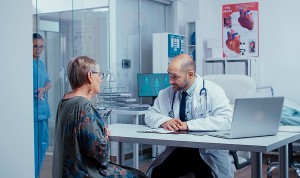 Una mujer adulta pasa consulta con el médico: es el perfil más preocupado con la sanidad