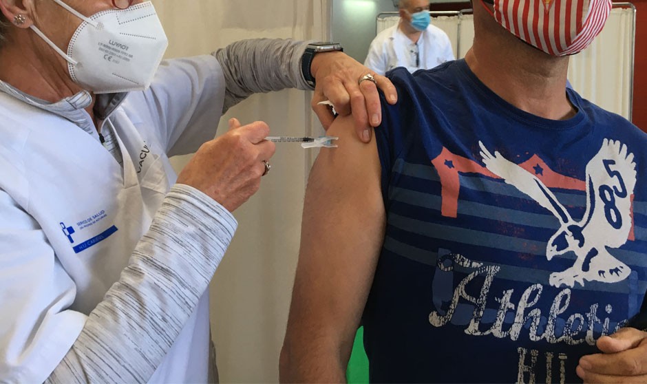 Multa de 10.000 euros por retrasar la vacuna a médicos de la privada