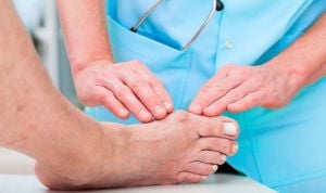 Multan a una falsa podóloga que trataba a los pacientes sin tener el título