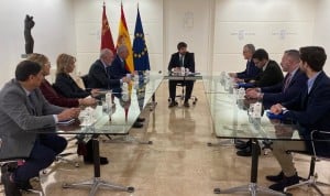 Fernando López Miras, presidente de Murcia, y los representantes sanitarios de la región celebran una reunión para ultimar los detalles de la celebración de las asambleas de los médicos europeos en la región