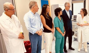  El consejero de Salud, Juan José Pedreño, acompañado por el alcalde de Lorca, Fulgencio Gil, visita los nuevos equipos de endoscopia digestiva, colonoscopia y gastroscopia.