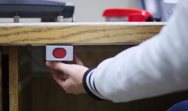 Navarra instala el botón 'antiagresiones' en todos los centros de Primaria