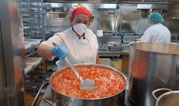 Cocinera en un hospital español.