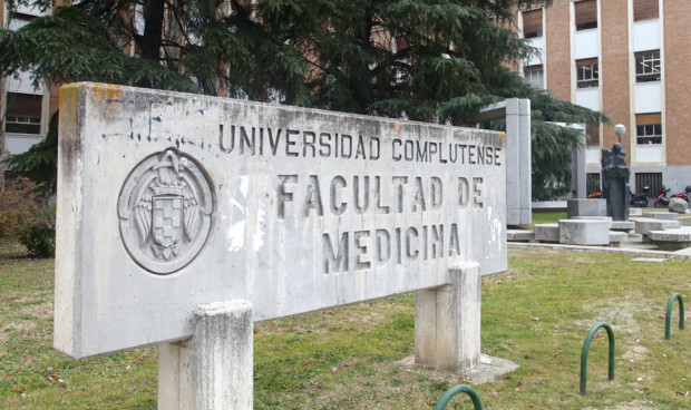Letrero de la Facultad de Medicina de la Universidad Complutense de Madrid.