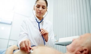 Médica explorando a un paciente