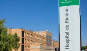  Edificio de un hospital al fondo, y un cartel indicativo en primer plano